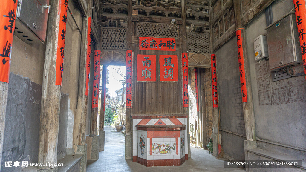 古巷中式建筑红灯笼装点