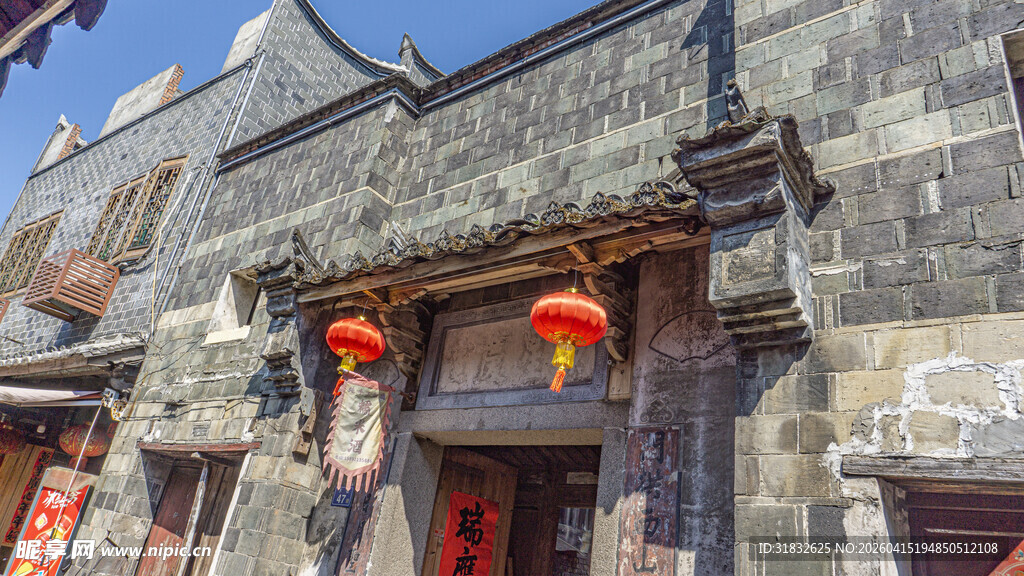 古街中式建筑挂红灯笼