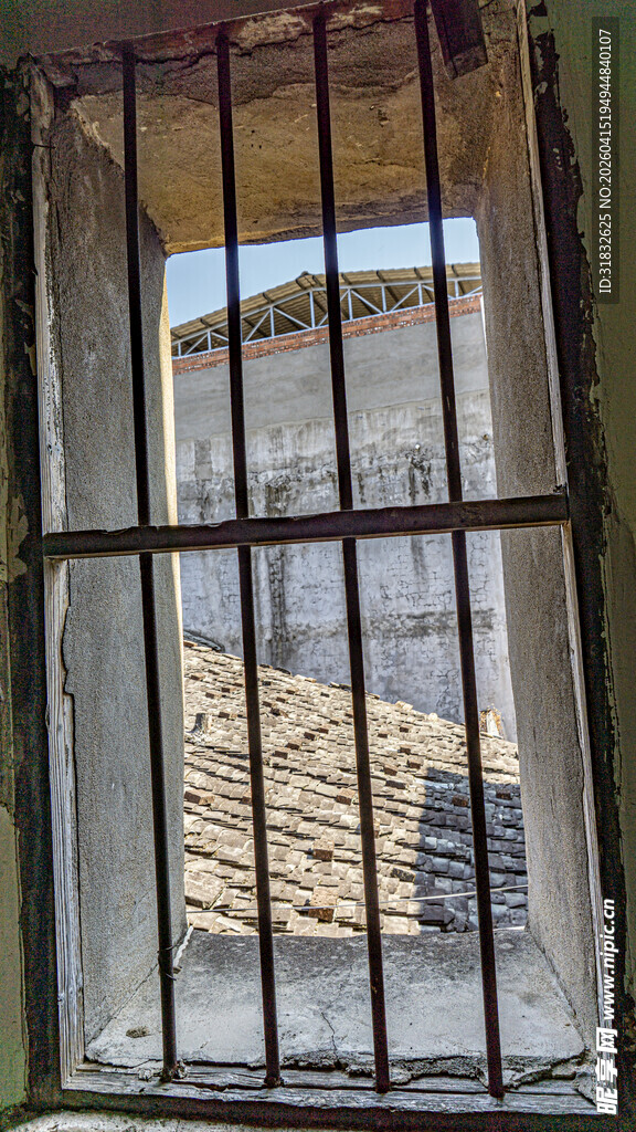 透过铁窗看户外景色