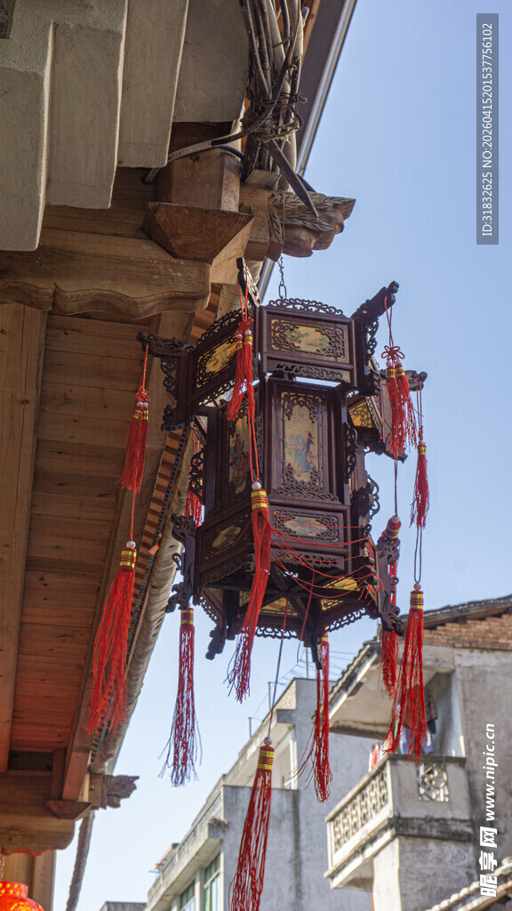 传统灯笼悬挂于街头巷尾
