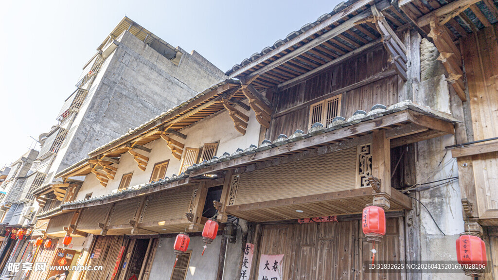 古旧民居挂红灯笼景象
