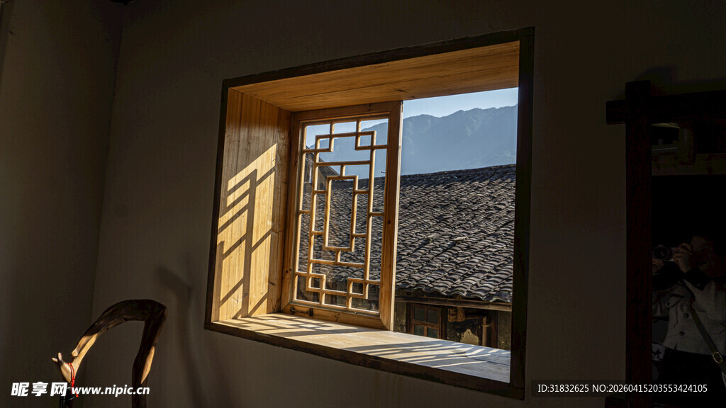 室内望向窗外的光影景象