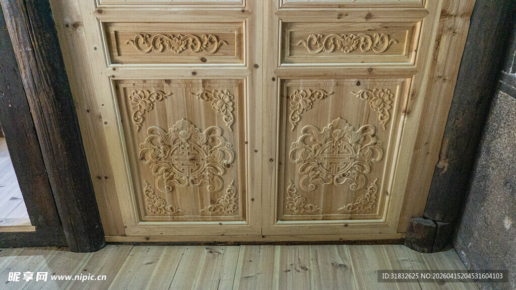 精美雕花双开木门