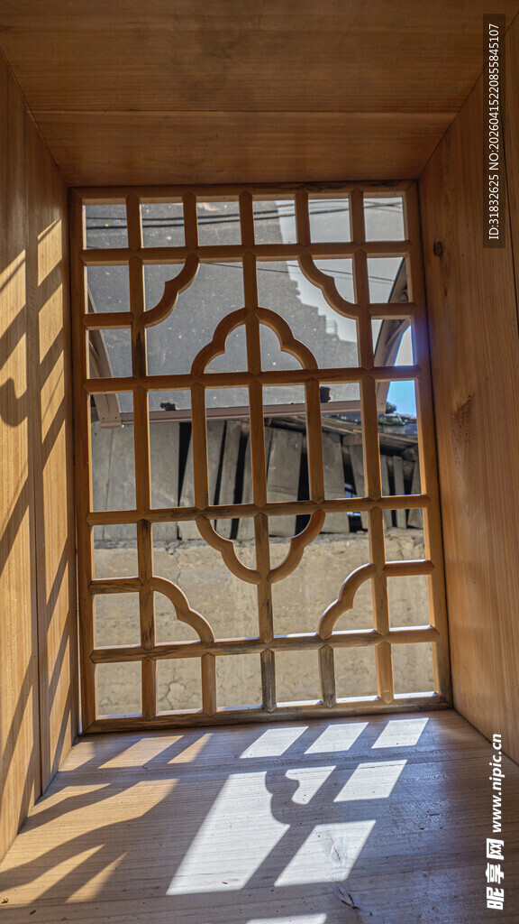 中式木窗下的光影景致