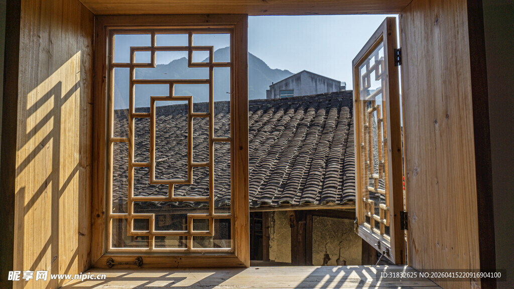 中式木窗下的古朴景致