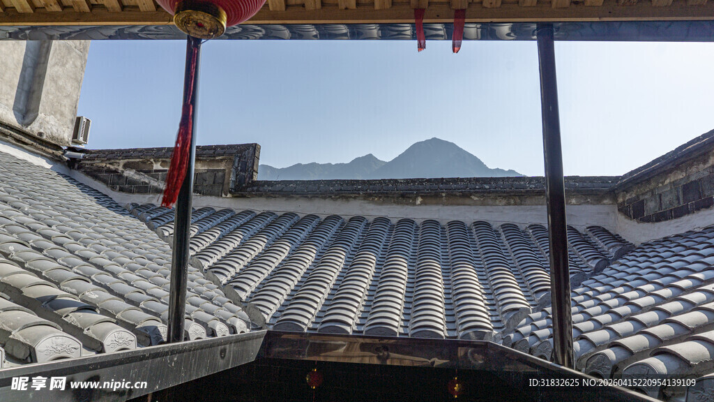 中式古建屋顶与远山景致