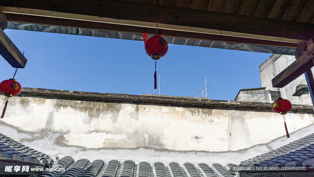 古宅上空的红灯笼