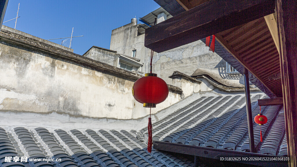 古巷悬红灯笼韵味浓