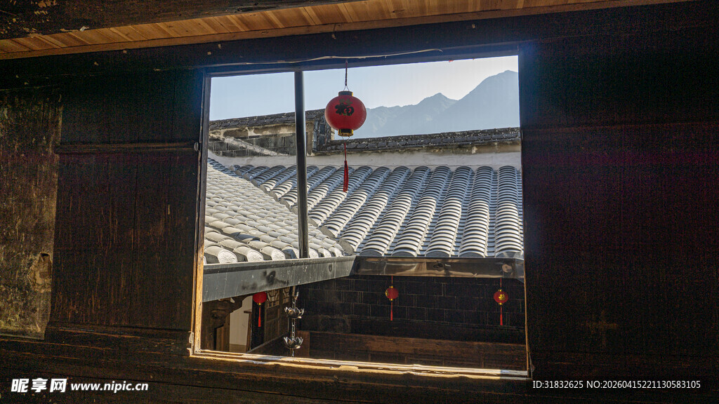 窗中窥景见中式屋顶风光