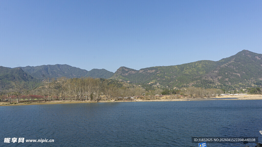 宁静山水间的辽阔湖景