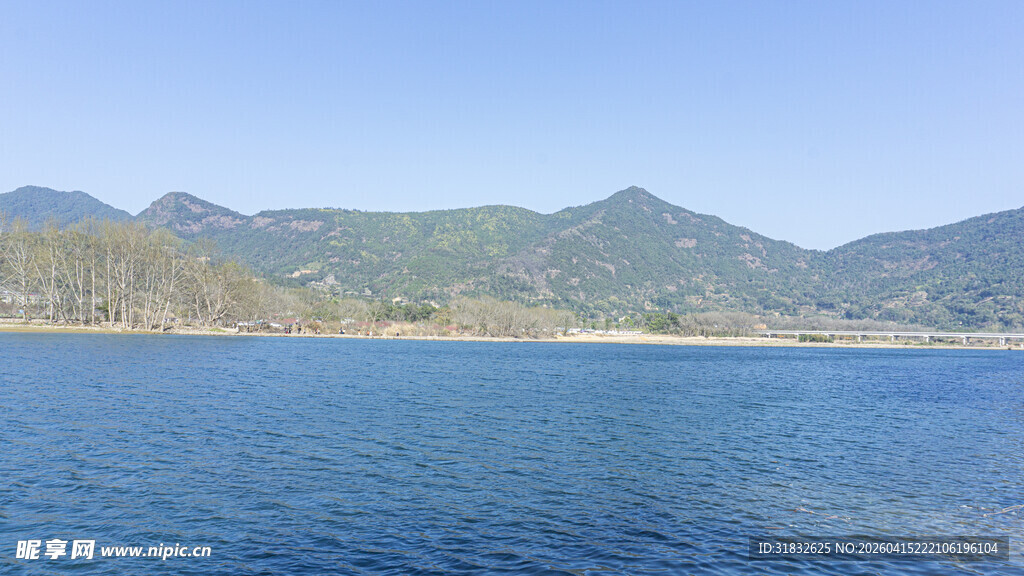 宁静湖水与远处山峦