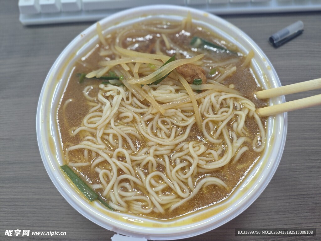 一碗热气腾腾的美味面条