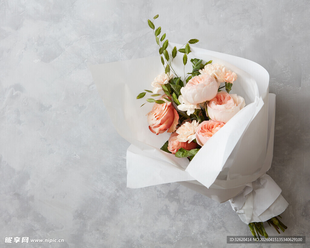 白色包装的清新花束