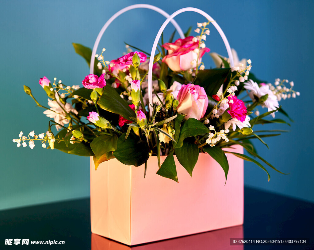 粉色花篮盛放多彩花卉