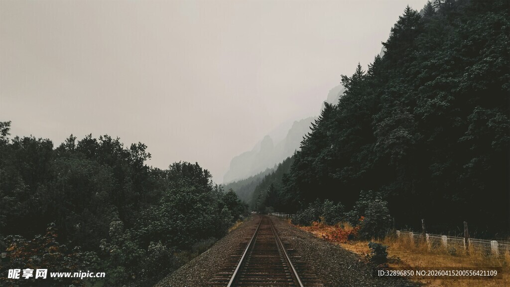山间铁轨景象