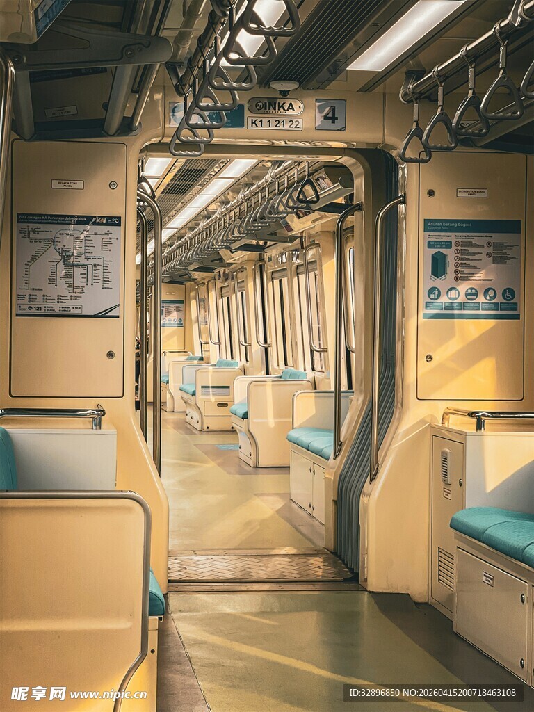 地铁车厢内部空旷场景