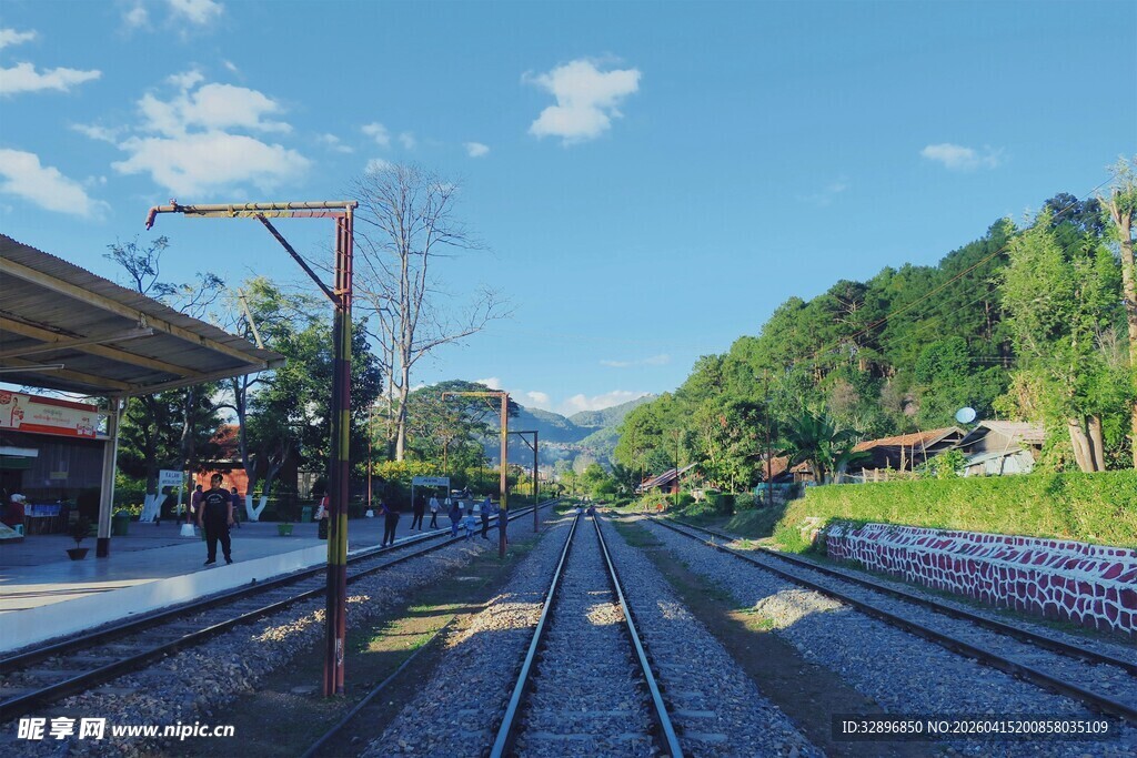 宁静的铁路站台风景