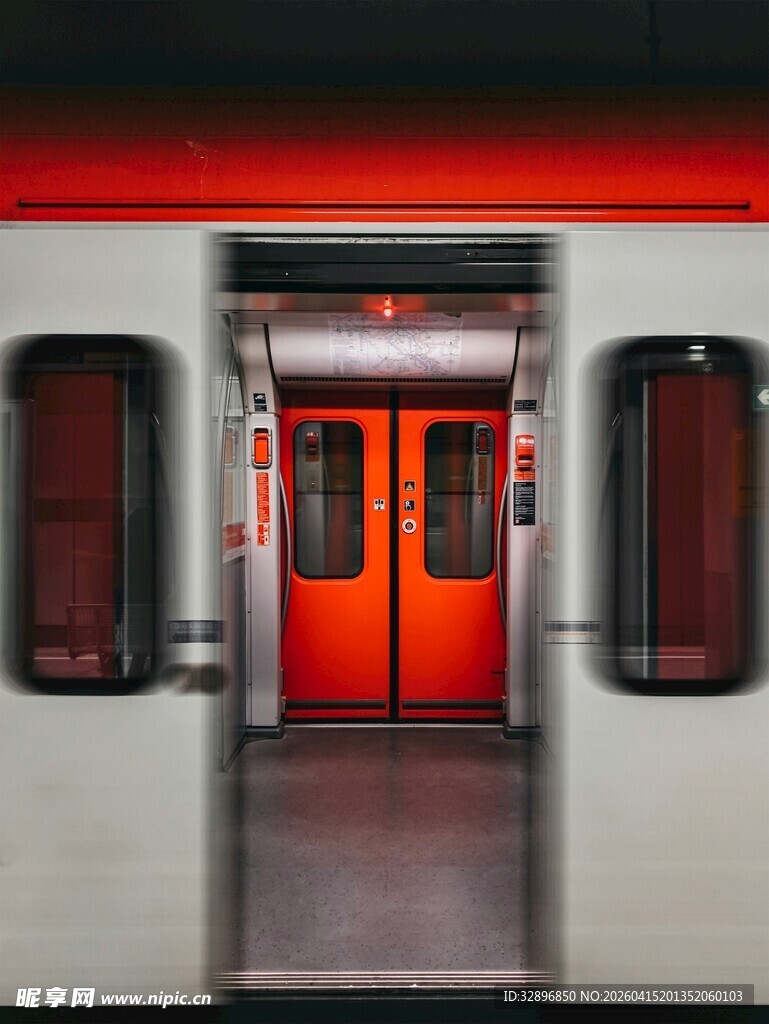 地铁车厢开门瞬间
