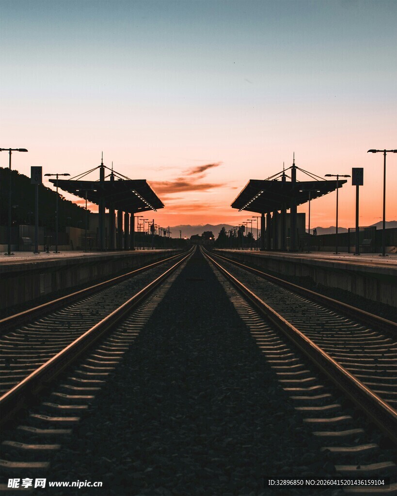 夕阳下的铁路轨道风景