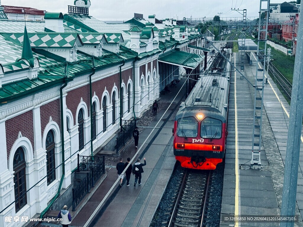 火车站台的红色列车