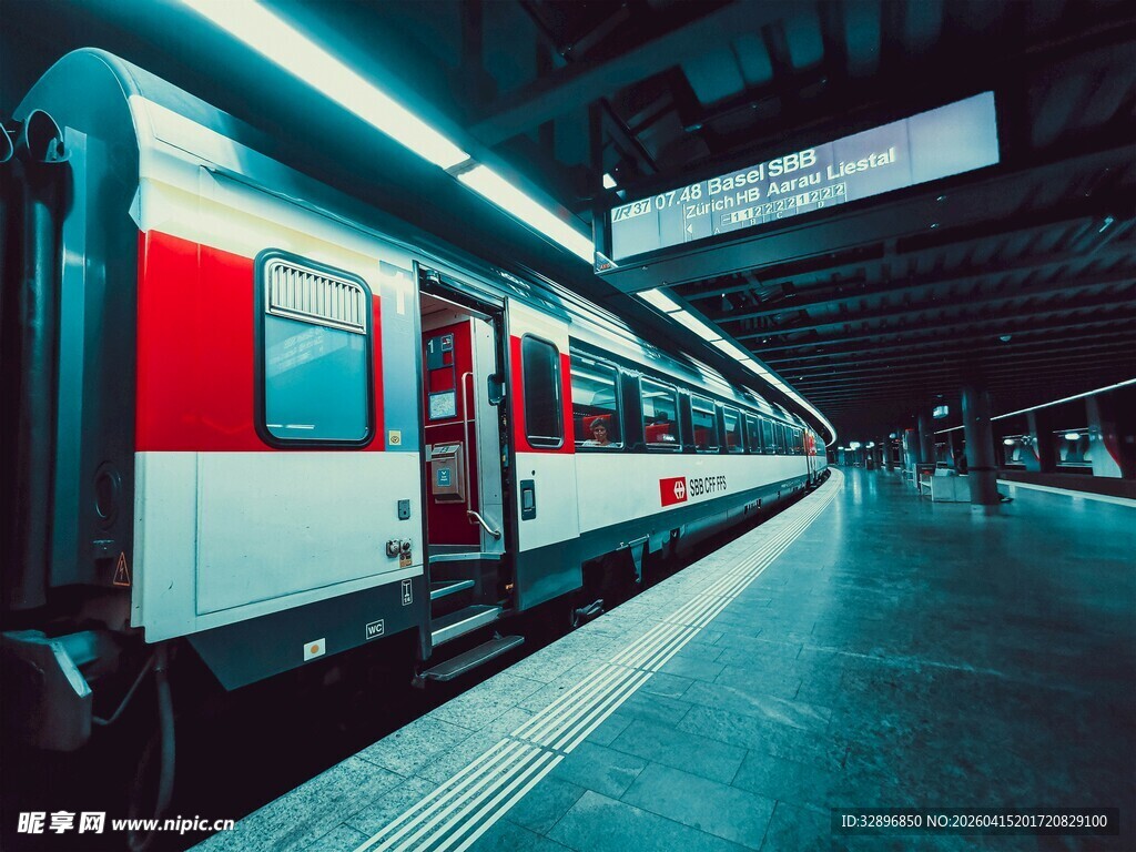 地铁站台的列车静候时刻