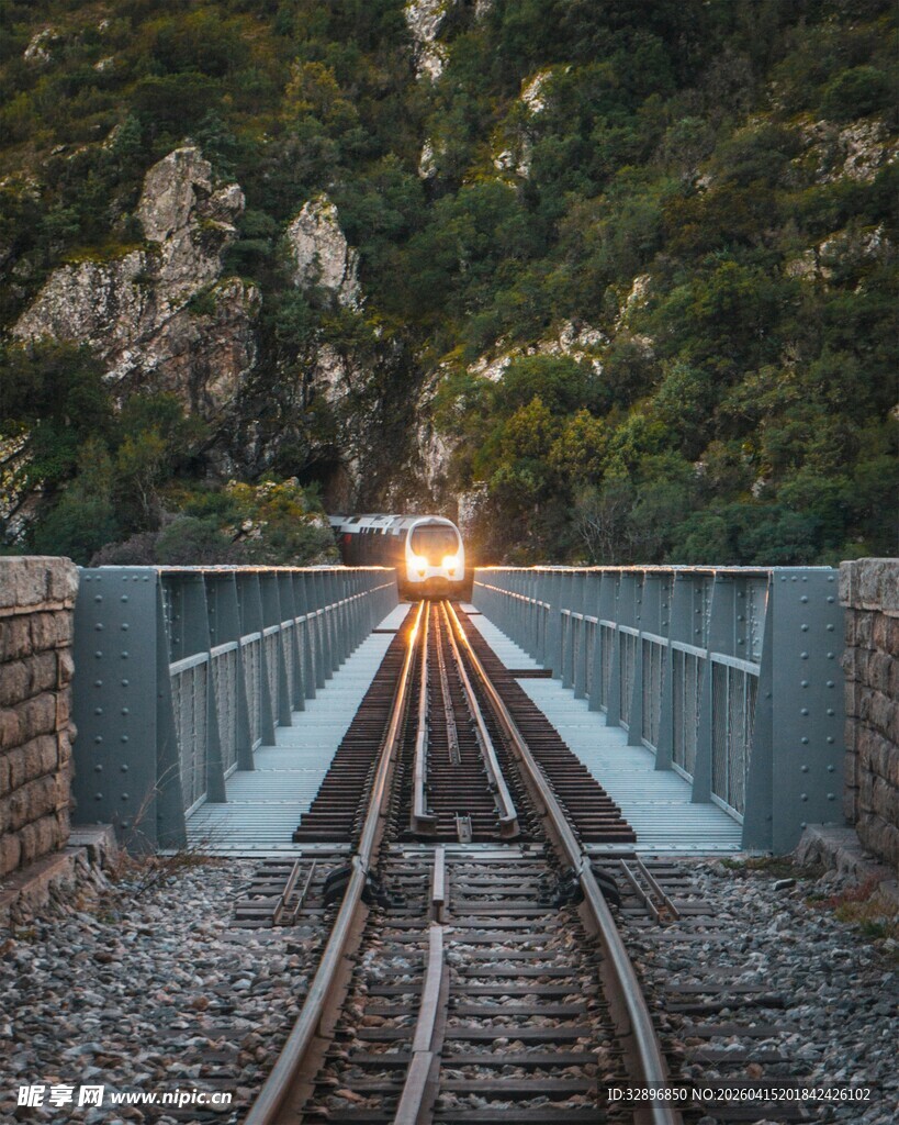 黄昏铁轨上驶来的火车