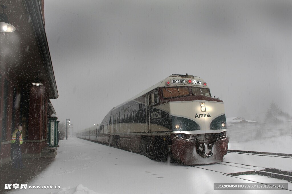 雪中铁轨上的复古火车