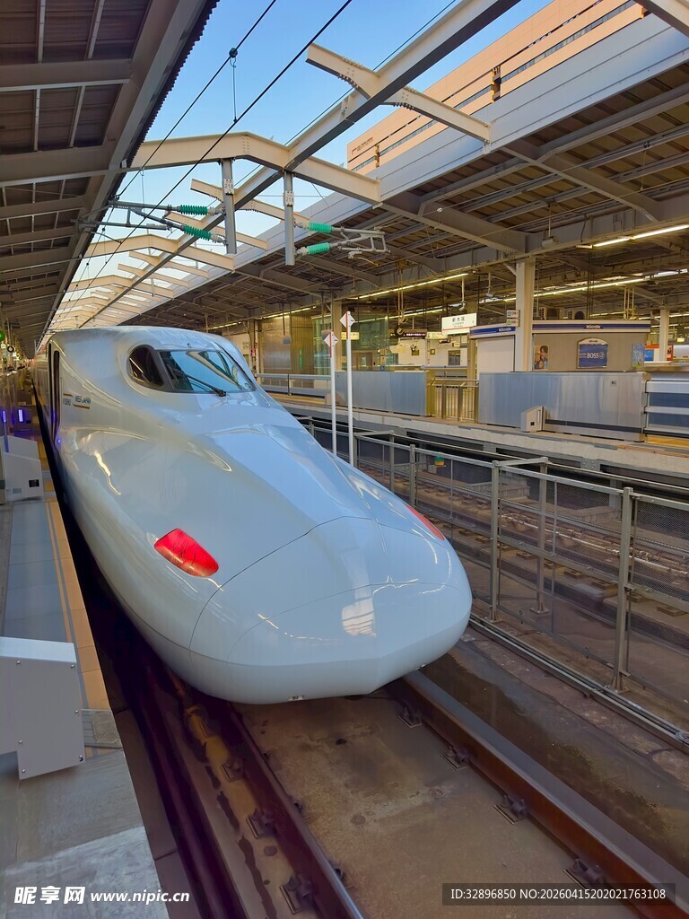 高速列车停靠现代化车站