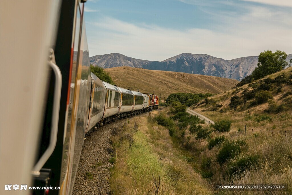 火车穿行于山间美景