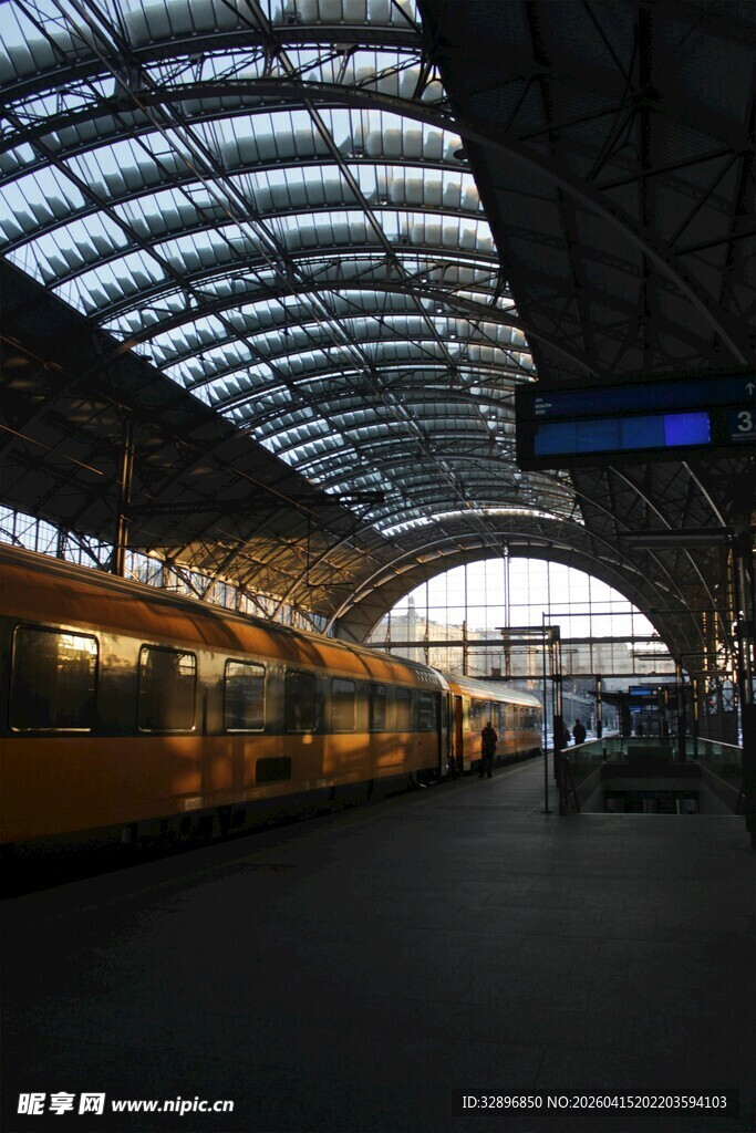 火车站内的黄色列车