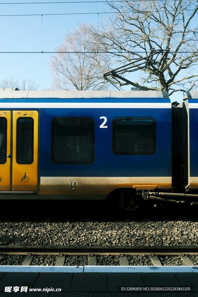 蓝色火车停靠在铁轨边