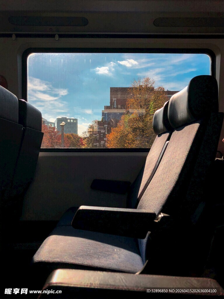 车内视角望窗外城市风景