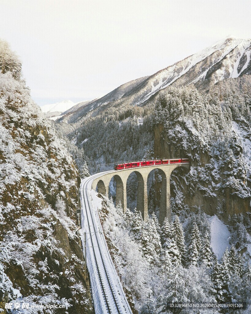雪山中的红色高架桥