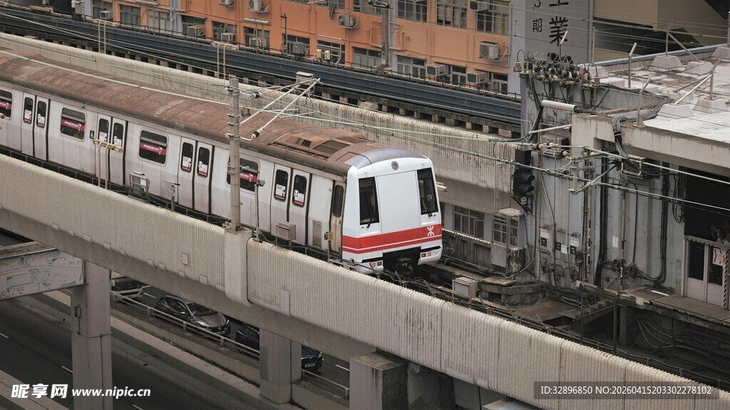 高架轨道上的白色列车