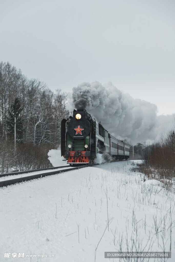 冬日雪中行驶的蒸汽火车