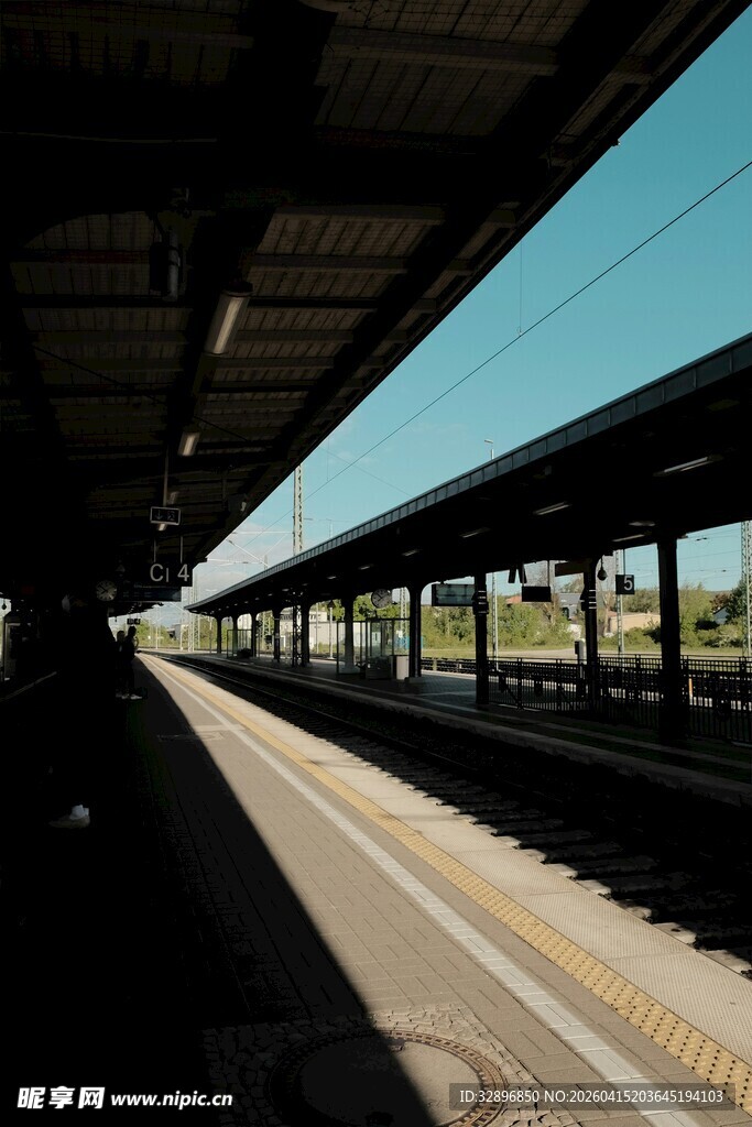 空旷站台静候列车到来