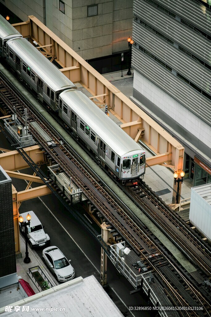 城市铁轨上的行驶列车