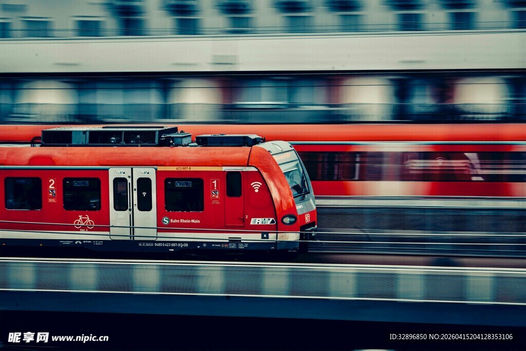 红色列车飞驰而过