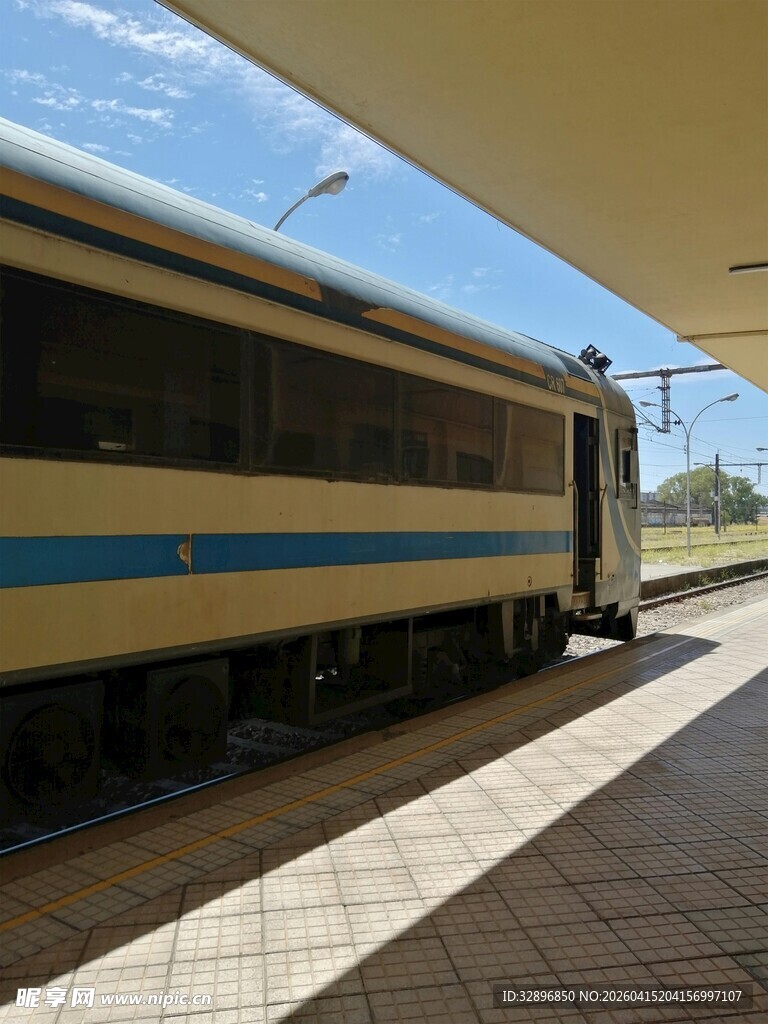 车站旁停靠的一列火车