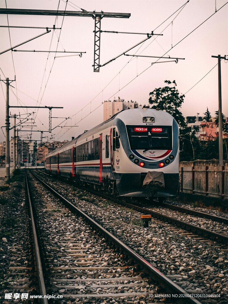 铁轨上的现代列车