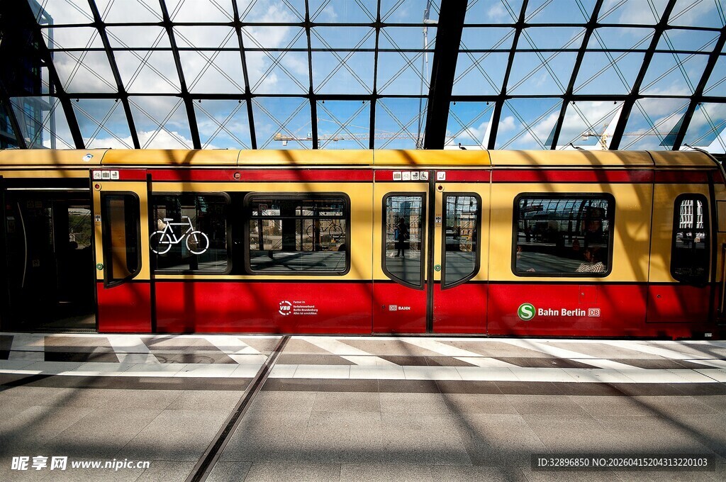 车站内的红黄相间有轨电车