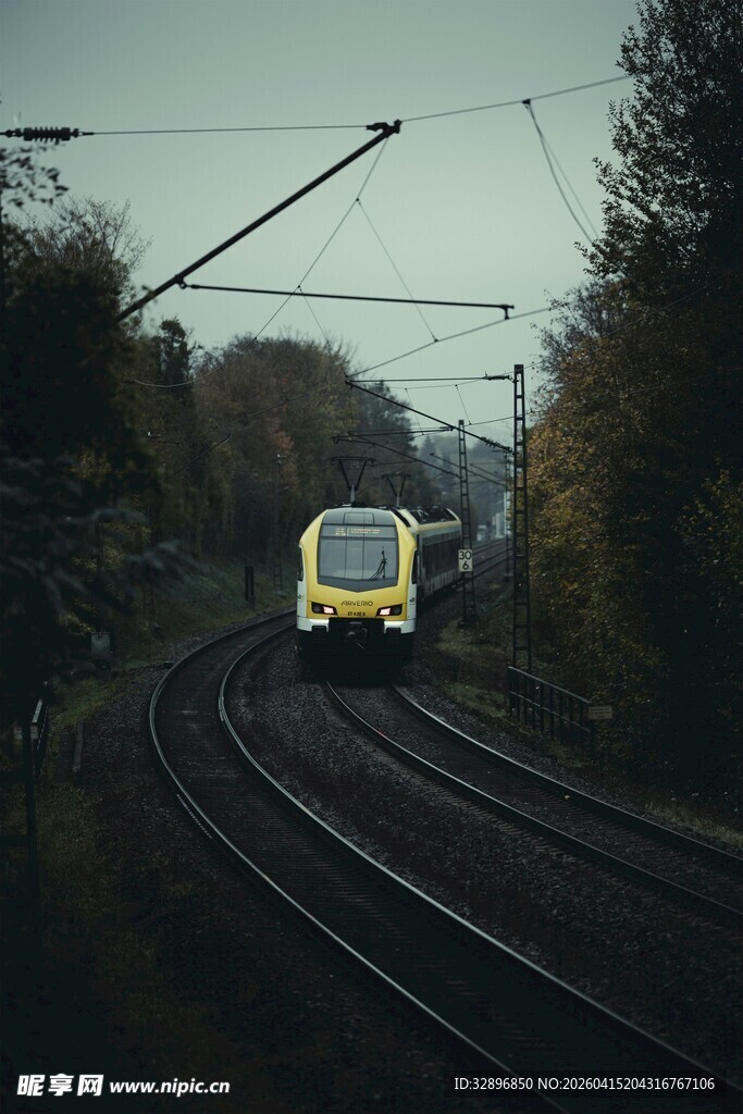 铁轨上行驶的一列黄色列车