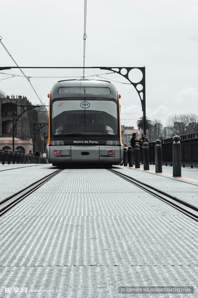 雪后轨道上的行驶电车