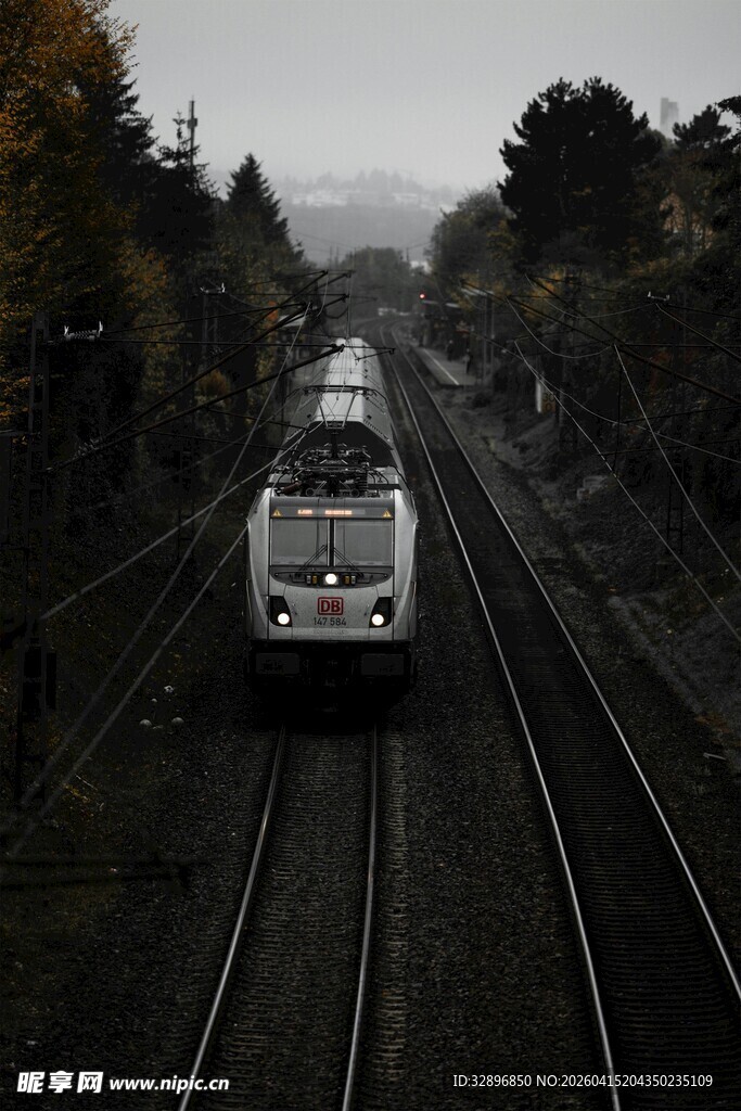 铁轨上行驶的白色列车