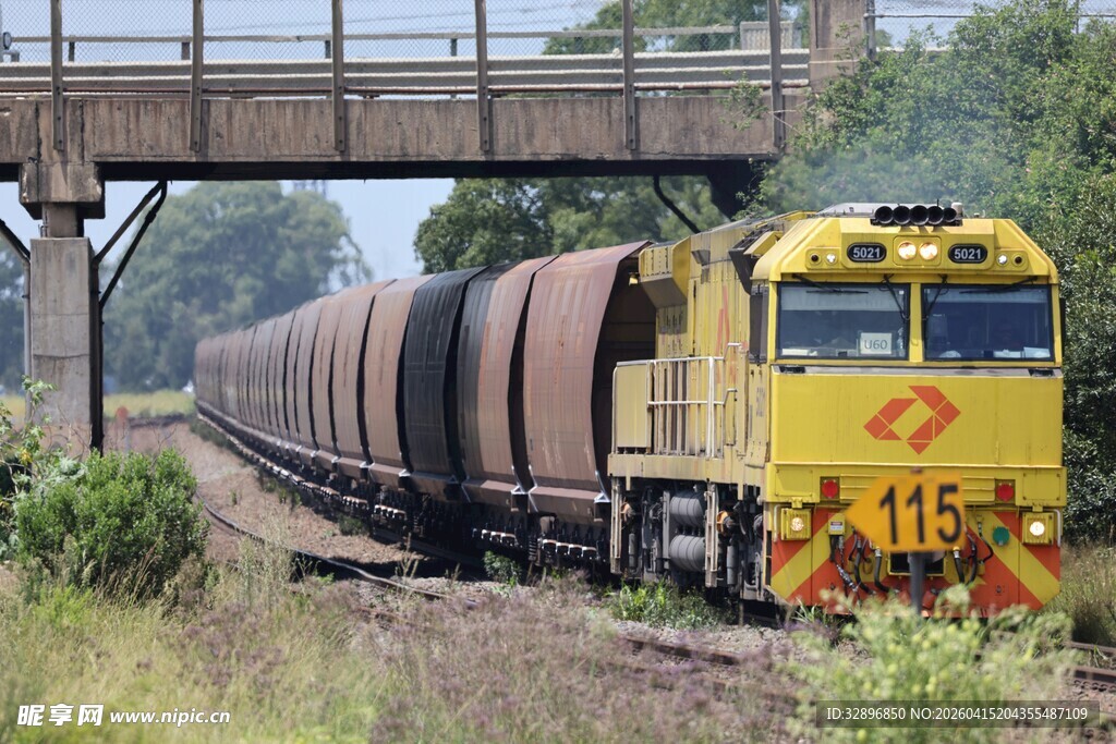 货运列车行驶在铁轨上