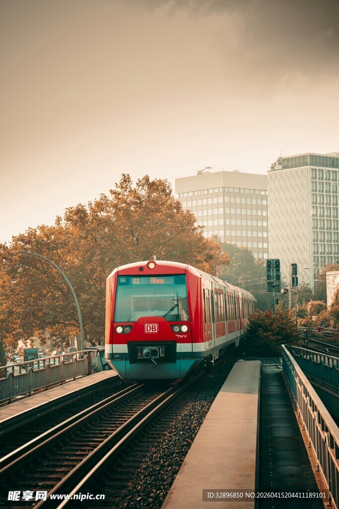 城市铁轨上的红色列车