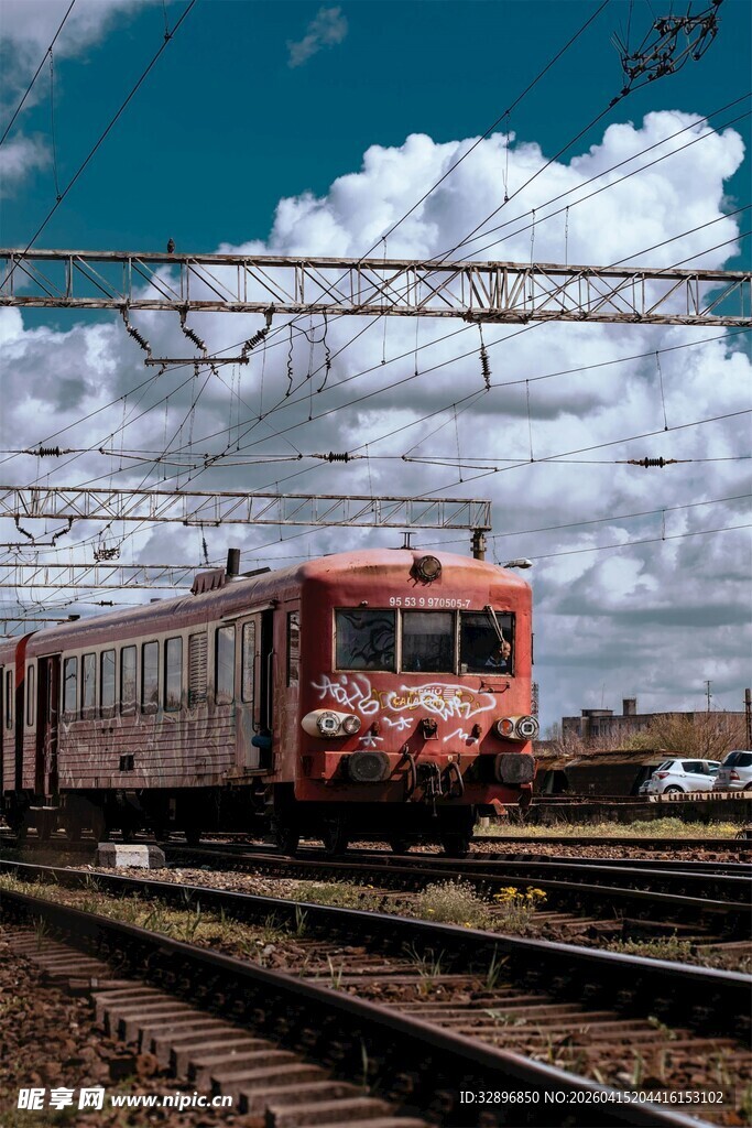 铁轨上的复古红色列车