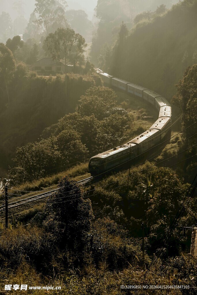 山间蜿蜒公路晨雾弥漫
