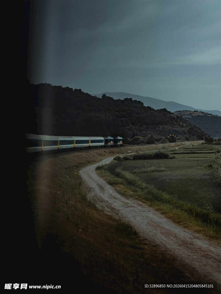 窗外蜿蜒公路与远山景色