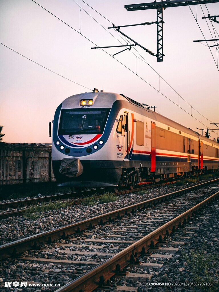夕阳下的铁轨列车